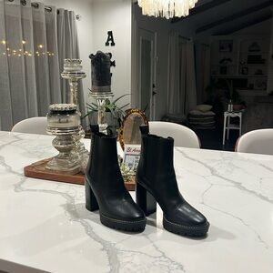 Genuine Leather Tory Burch boots never been worn no box